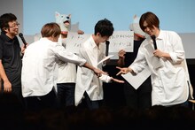 じゃんけんでトークする順番を決めるNICO Touches the Wallsの面々。