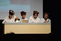 ピックケース「UZU神様」のデザインを考えるNICO Touches the Walls。