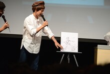自分が描いた絵を説明する古村大介。