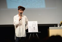 自分が描いた絵を説明する光村龍哉。
