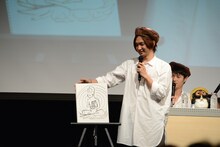 自分が描いた絵を説明する坂倉心悟。