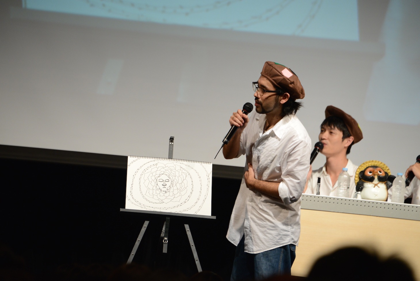 自分が描いた絵を説明する対馬祥太郎。