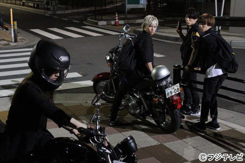 北川景子（左）と共演する（左2番目から）カイ、ユースケ、タクヤ。(c)フジテレビ