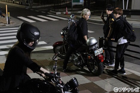 北川景子（左）と共演する（左2番目から）カイ、ユースケ、タクヤ。(c)フジテレビ