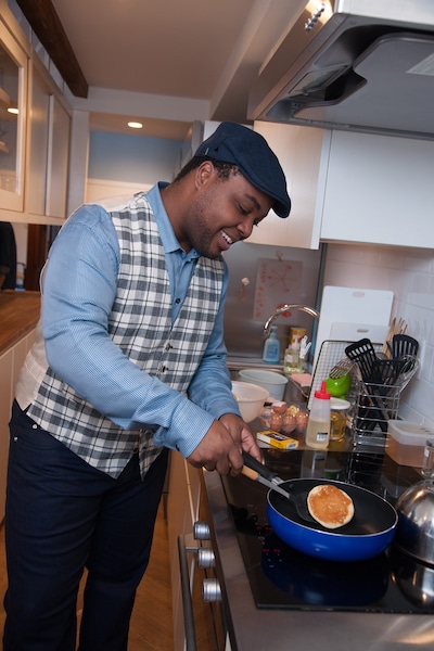 パンケーキを振る舞うクリス・ハート。