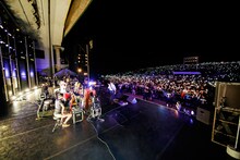 「Sky Jamboree 2015 ～one pray in nagasaki～」でのストレイテナーのライブの様子。（撮影：勝村祐紀）