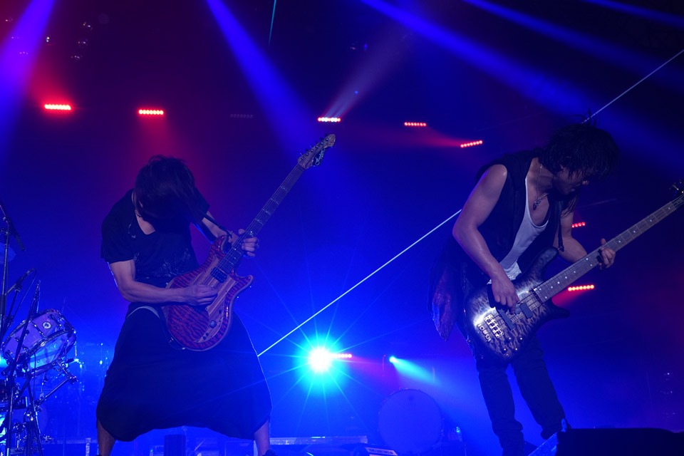 左から彰（G）、信人（B）。（写真提供：ソニー・ミュージックレコーズ）