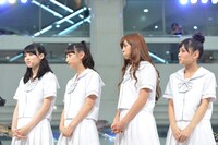 前田由紀（ex. Whiteberry）の話を熱心に聞くLe Lien。