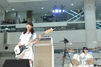 左からKarin（B）、Hikari（Dr）。