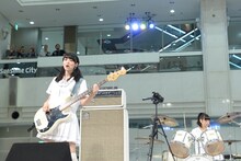 左からKarin（B）、Hikari（Dr）。