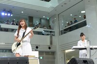 左からShione（Vo, G）、Minami（Key）。