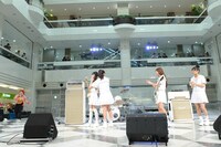 突如「夏祭り」を歌いながら登場した前田由紀（ex. Whiteberry）に驚くLe Lien。