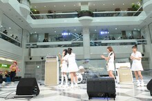 突如「夏祭り」を歌いながら登場した前田由紀（ex. Whiteberry）に驚くLe Lien。