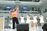 「夏祭り」を熱唱する前田由紀（ex. Whiteberry）を見守るLe Lien。