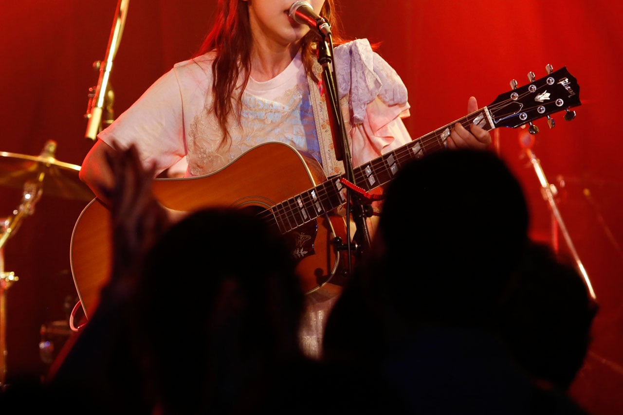「シュシュッとパーティー」でのコレサワのライブの様子。（撮影：小坂茂雄）