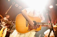 「シュシュッとパーティー」でのコレサワのライブの様子。（撮影：小坂茂雄）