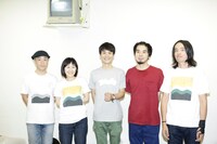 「野音でキセル 2015」出演メンバー。左からエマーソン北村（Key / シアターブルック）、北山ゆう子（Dr / lake）、野村卓史（Key / グッドラックヘイワ）、辻村友晴（Vo, B）、辻村豪文（Vo, G）。（撮影：三浦知也）