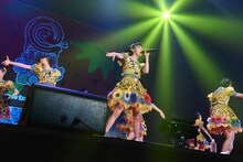 私立恵比寿中学によるライブの様子。