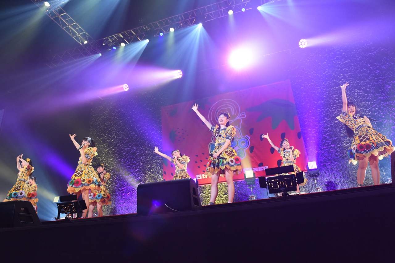 私立恵比寿中学によるライブの様子。
