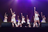 東京パフォーマンスドールによるライブの様子。