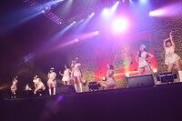 東京パフォーマンスドールによるライブの様子。