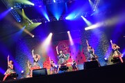 Cheeky Paradeによるライブの様子。