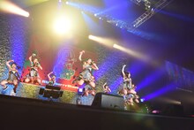 Cheeky Paradeによるライブの様子。