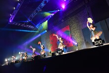 Cheeky Paradeによるライブの様子。