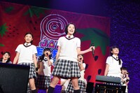 さくら学院によるライブの様子。