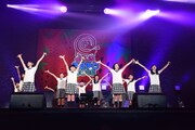 さくら学院によるライブの様子。