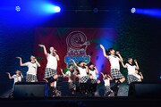 さくら学院によるライブの様子。