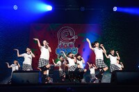 さくら学院によるライブの様子。