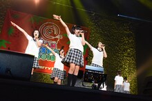 さくら学院によるライブの様子。