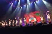 さくら学院によるライブの様子。