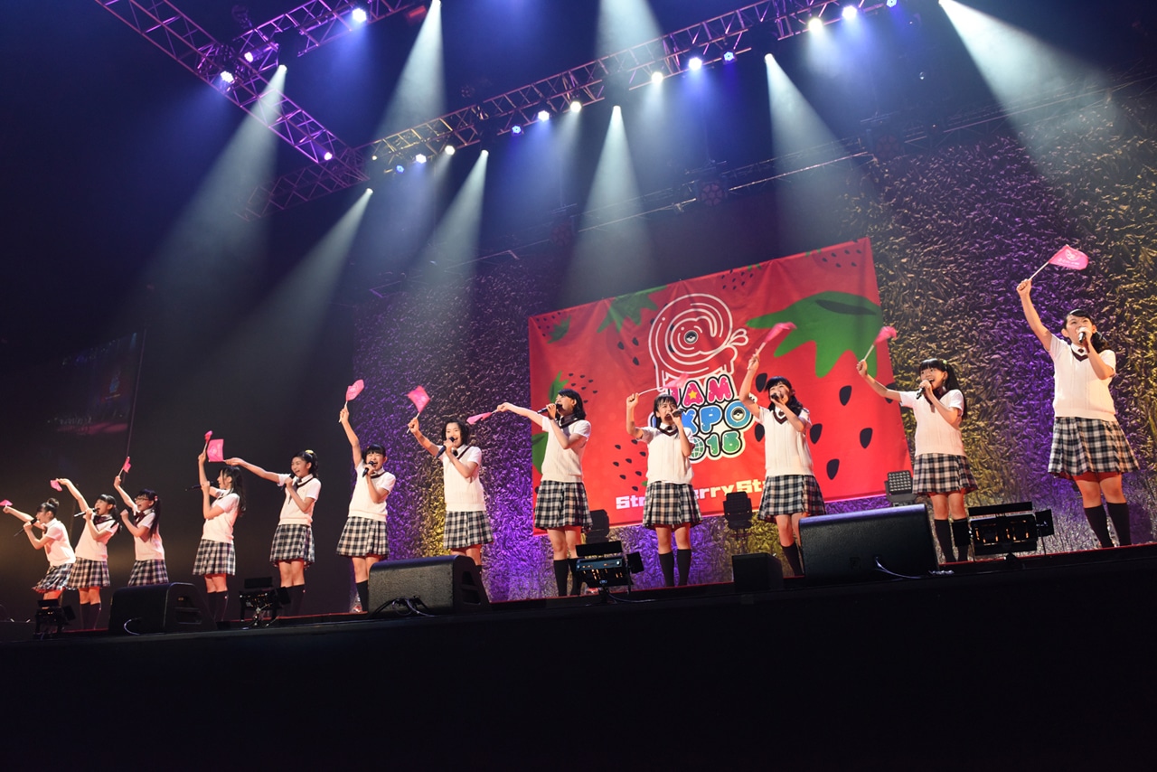 さくら学院によるライブの様子。