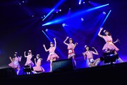 PASSPO☆によるライブの様子。