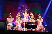 PASSPO☆によるライブの様子。