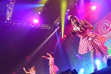 PASSPO☆によるライブの様子。