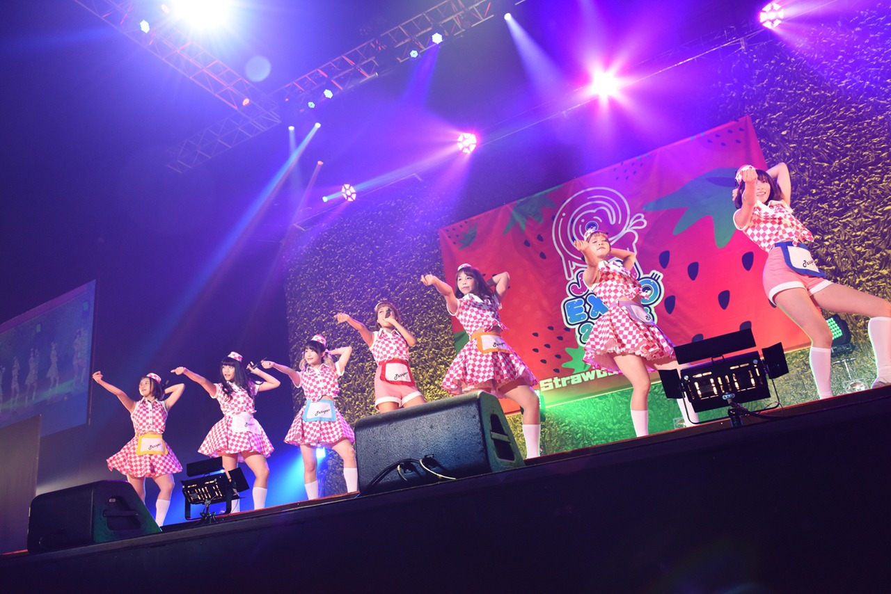 PASSPO☆によるライブの様子。