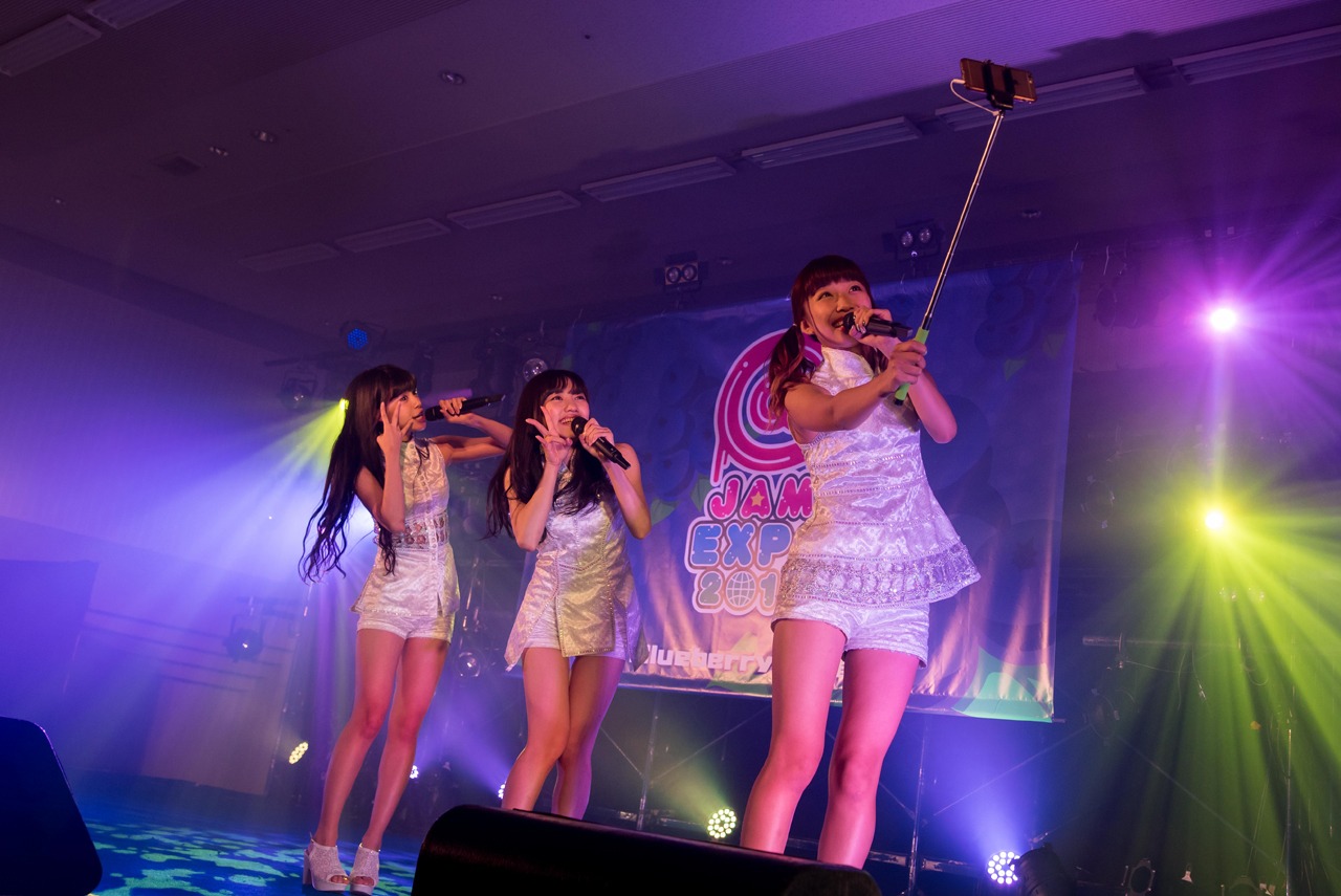 晏美蘭によるライブの様子。