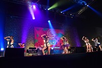 アップアップガールズ（仮）、山口活性学園によるコラボライブの様子。