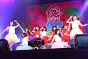 つりビット、DIANNA☆SWEETによるコラボライブの様子。