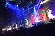 アイドルネッサンス、Party Rocketsによるコラボライブの様子。