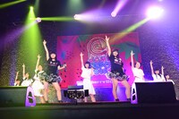 アイドルネッサンス、Party Rocketsによるコラボライブの様子。