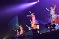 SUPER☆GiRLSによるライブの様子。