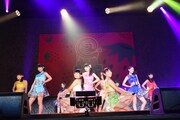 SUPER☆GiRLSによるライブの様子。