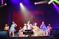 SUPER☆GiRLSによるライブの様子。