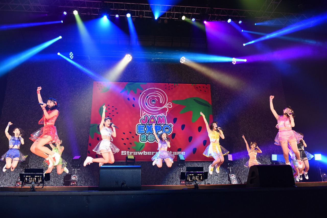 SUPER☆GiRLSによるライブの様子。