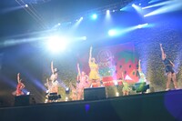 SUPER☆GiRLSによるライブの様子。