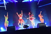 アップアップガールズ（仮）によるライブの様子。